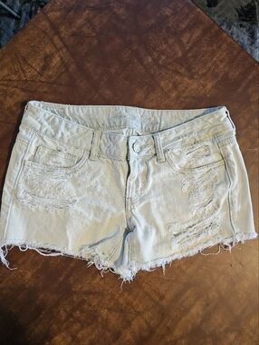 🤍✨ American Eagle Distressed Denim Shorts – Women’s Size 6 ✨🤍